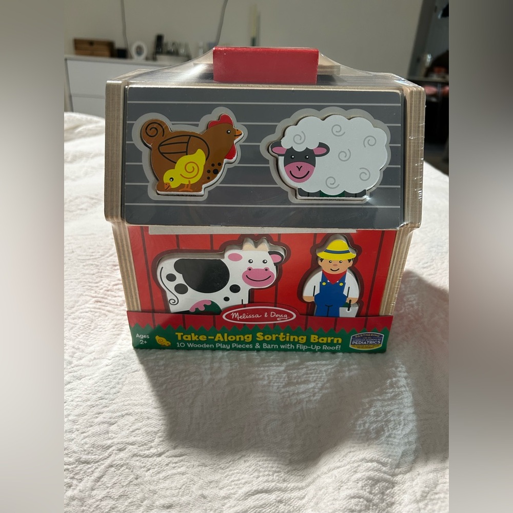Melissa & Doug Wooden Take-Along Barn Toy with Flip-Up Roof and Handle